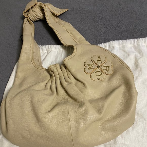 MARC JACOBS Caramel Leather STUDDED FLOWER APPLIQUE Med Hobo Sling Purse Bag - Picture 1 of 3